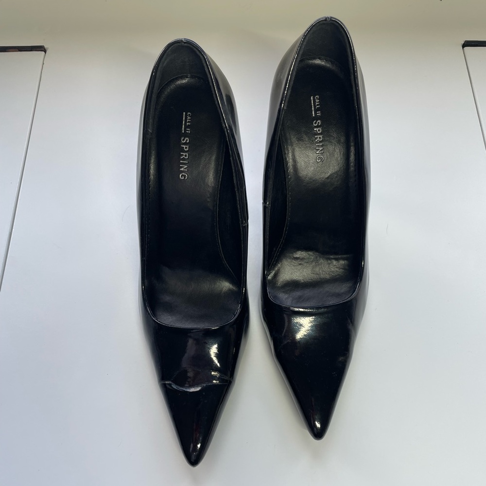 Spring black pointed heels.